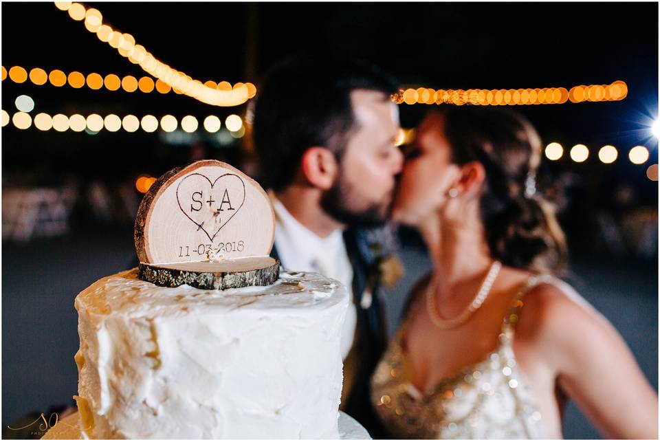 Kiss by the cake