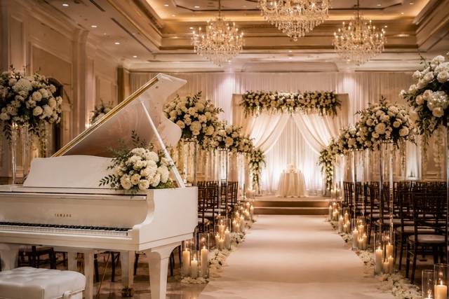 The_Knot_Photo_01_White_Grand_Indoor_Ceremony_2000px.png