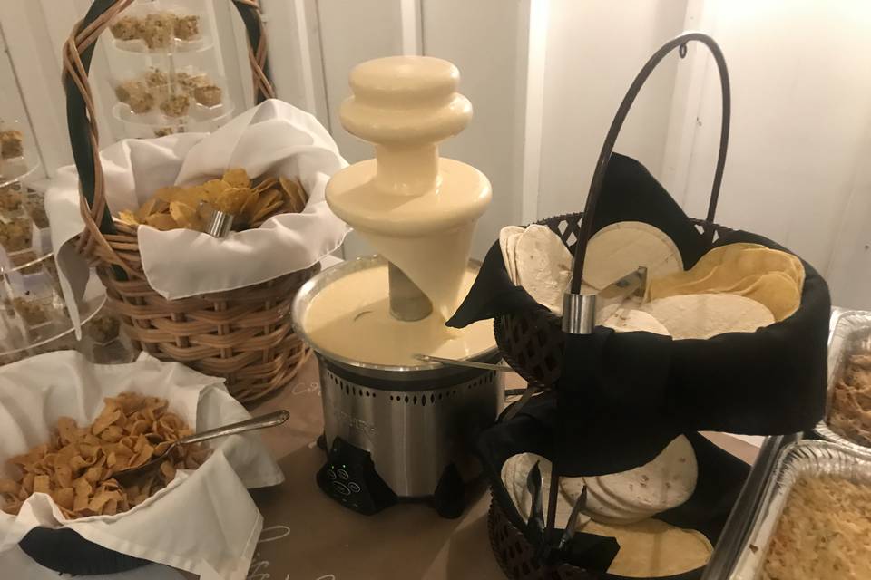 Queso fountain chips