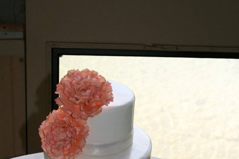 Yvonne P, Classy fondant cake with sugar peonies