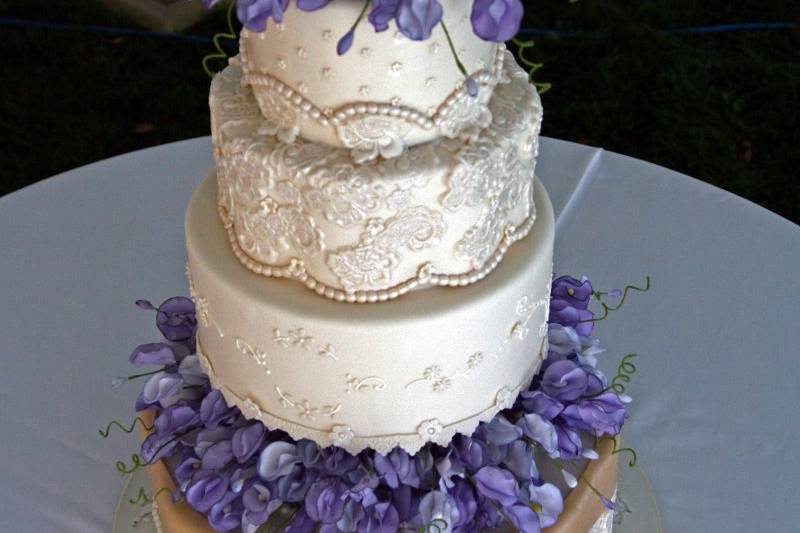 Jennifer S, Vintage lace inspired design with fondant and sugar sweet peas.