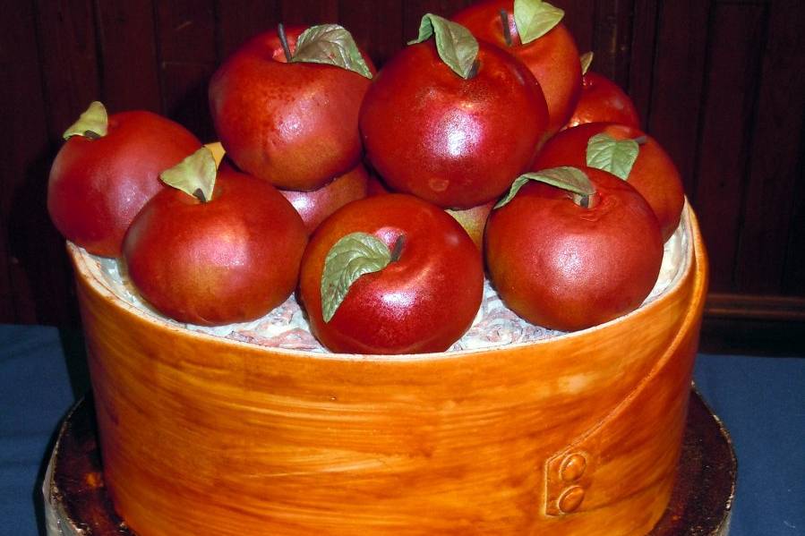 Apple Shaker  Basket, cake and cupcakes