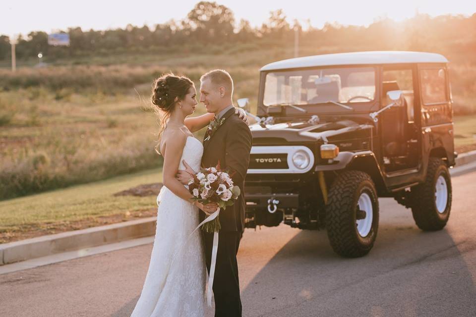 Bride's arrival in a Toyota Land Cruiser | Sullivan Photography