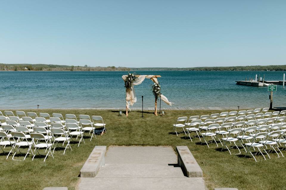 Minimalist Lakeshore Ceremony