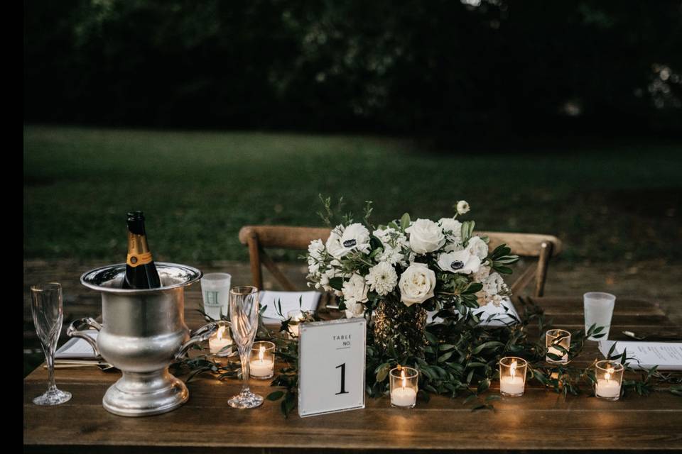 Sweetheart table with besties