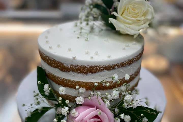 Nakeed cake with fresh flowers