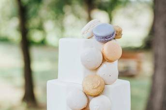 Macaron decorated cake