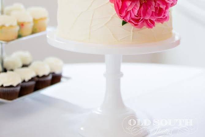 Big floral decorations on cake