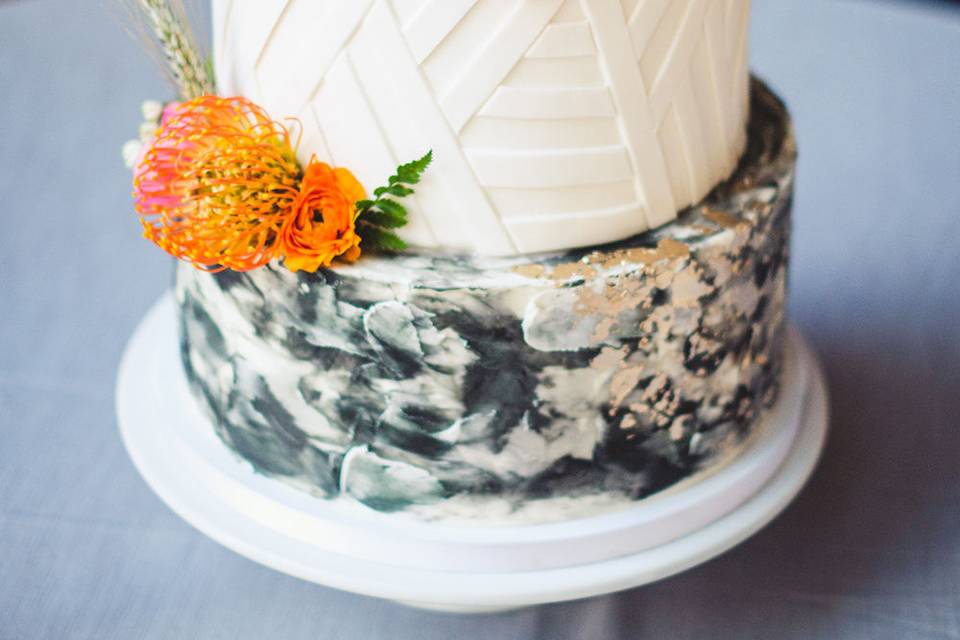 Cake with floral decorations