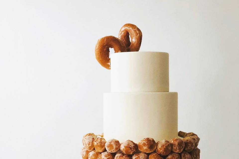 Simple cake with doughnut decorations