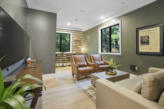 Groom's Lounge