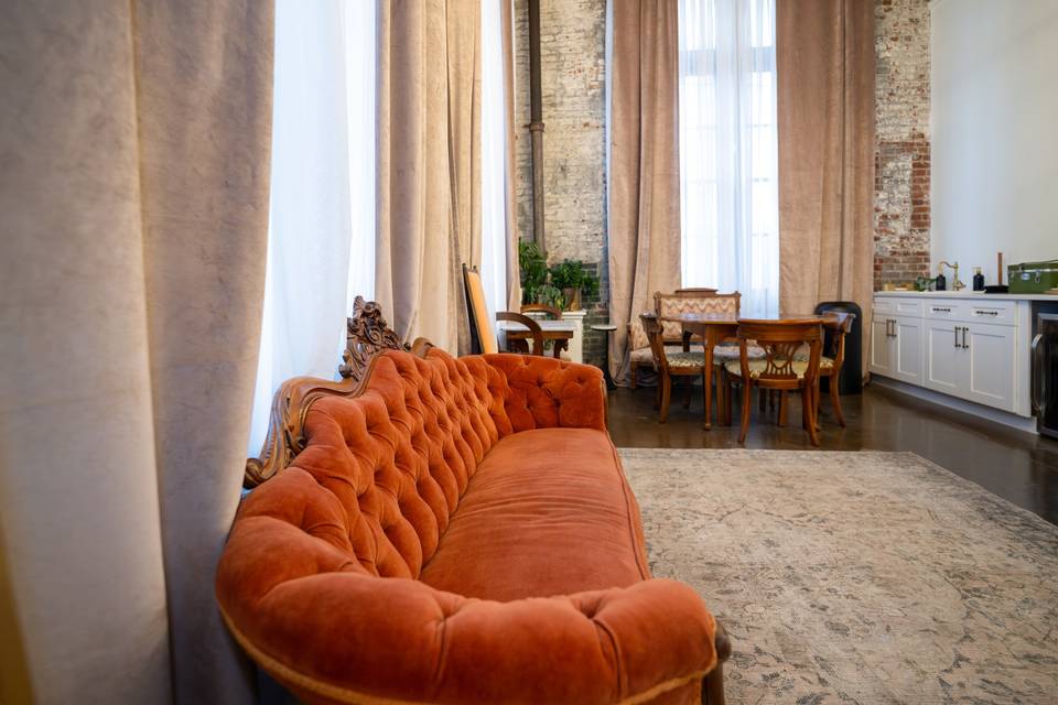 Lounge with tufted velvet sofa
