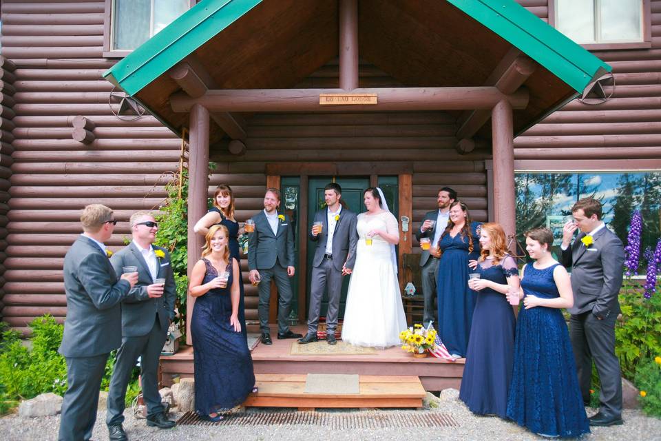 Couple with the groomsmen and bridesmaids