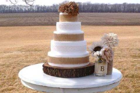 Wedding cake table