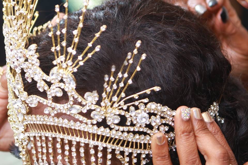A Queen adorns her jewels