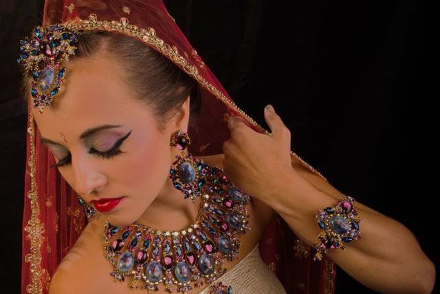 Simple make-up with lavish accessories and veil