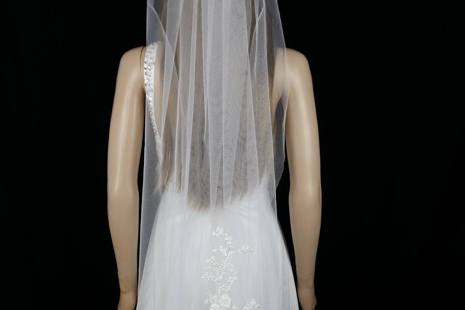 ROSALEE - Single layer tulle veil embellished with a beautiful embroidered flower motif