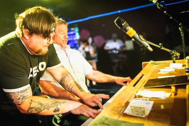 Plus Dueling Pianos