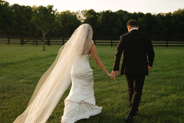 Long veil outdoor wedding