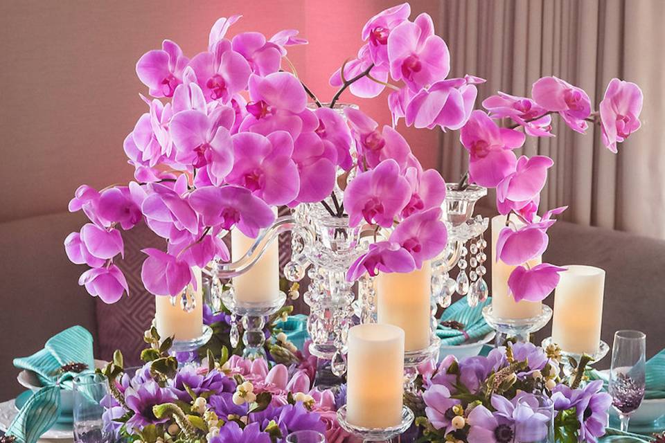 Table setting with candle lighting
