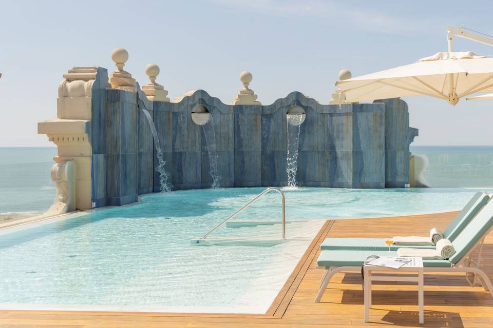 Rooftop pool_2.jpg
