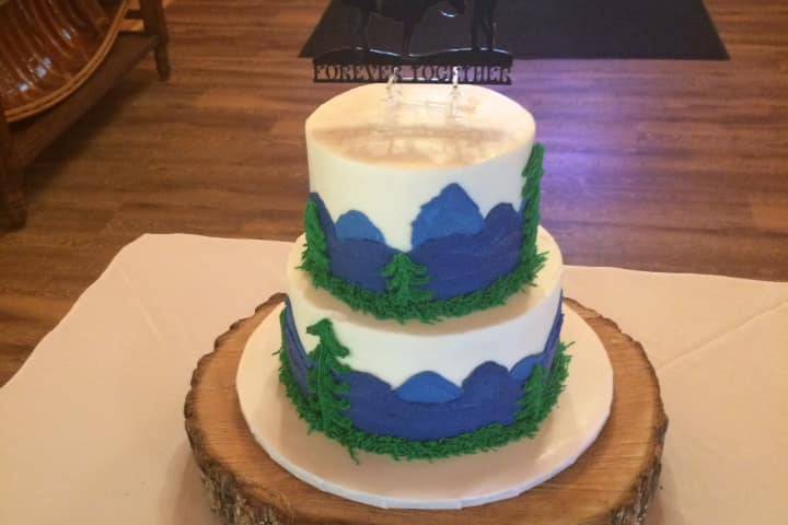 Mountainscape wedding cake