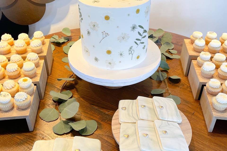 Delicate floral cake & cookies