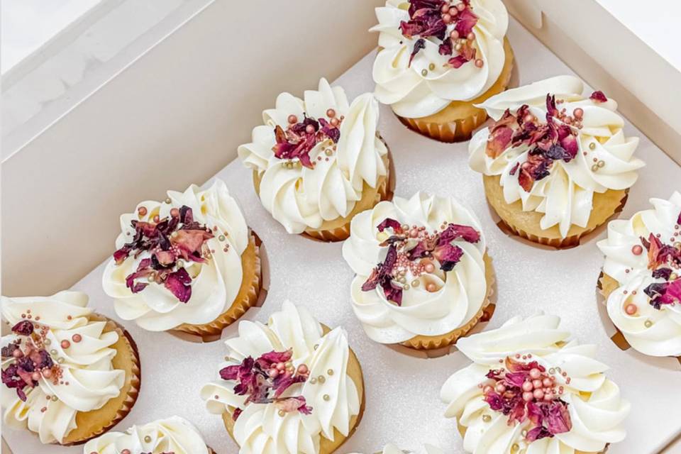 Dry rose petal cupcakes