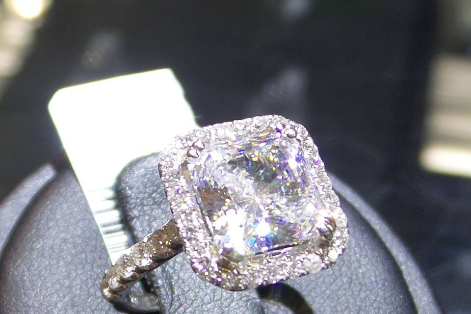 A glamorous square cut diamond gleams on fabulous halo engagment ring.
18k White Gold