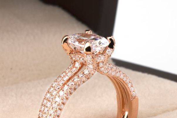 The romance of rose gold and an oval cut diamond, with the modern touch of a split shank.
18K Rose Gold