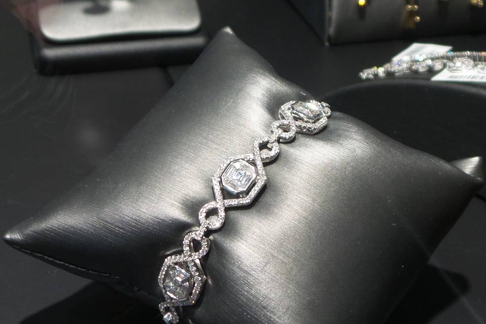Match your sparkling engagement ring and wedding band on your wedding day with a glamorous diamond bracelet.