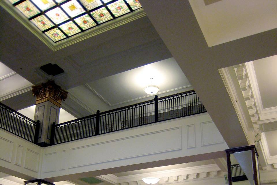 The lobby of the Henry Clay boasts original stained glass and classic 1920's architecture. Whether you are on the 2nd or 4th floor, your guests will capture the beauty of the building from the moment they walk in. There is also a self player piano that will be playing as your guests arrive.