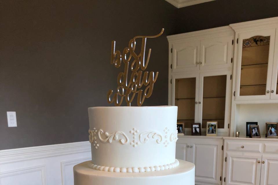 Cake with detailed piping
