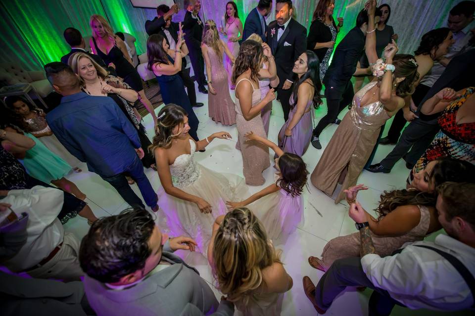 The seamless white dance floor