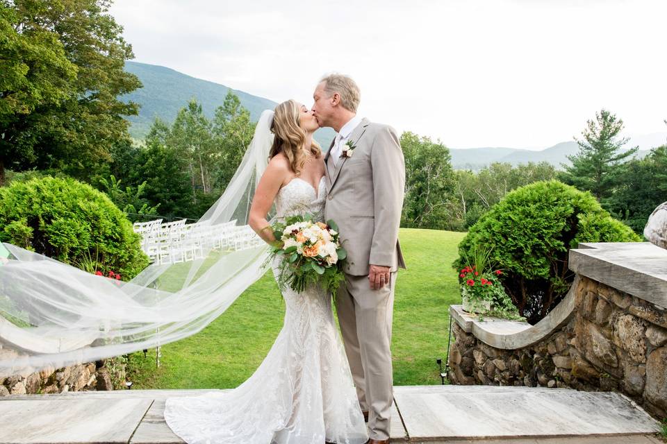 Kiss on the marble stairs