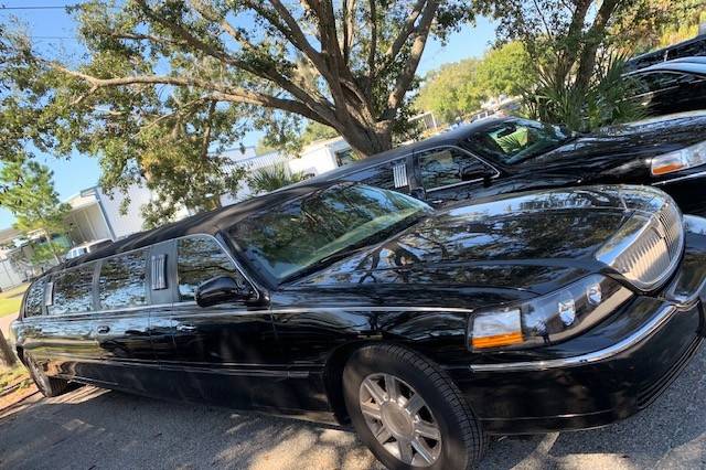 8 Passenger Lincoln Limousine