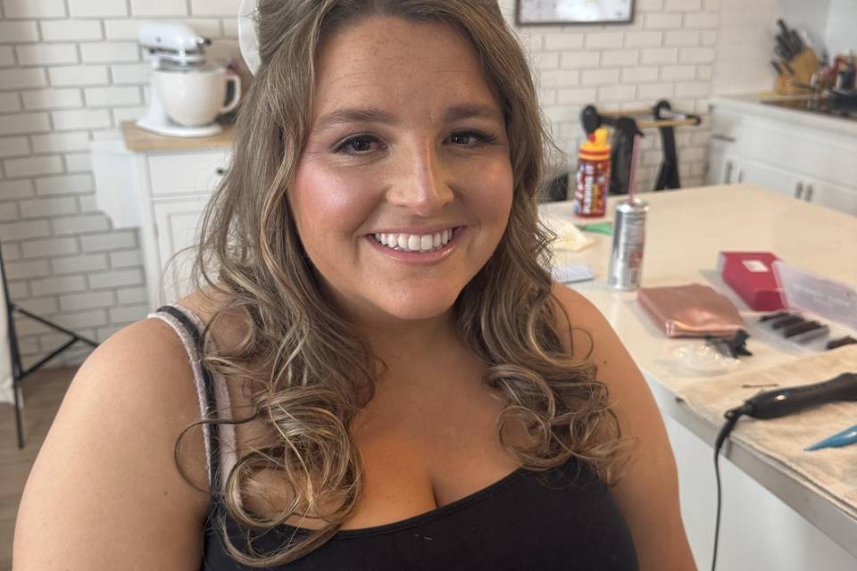Natural bridal makeup with soft curls