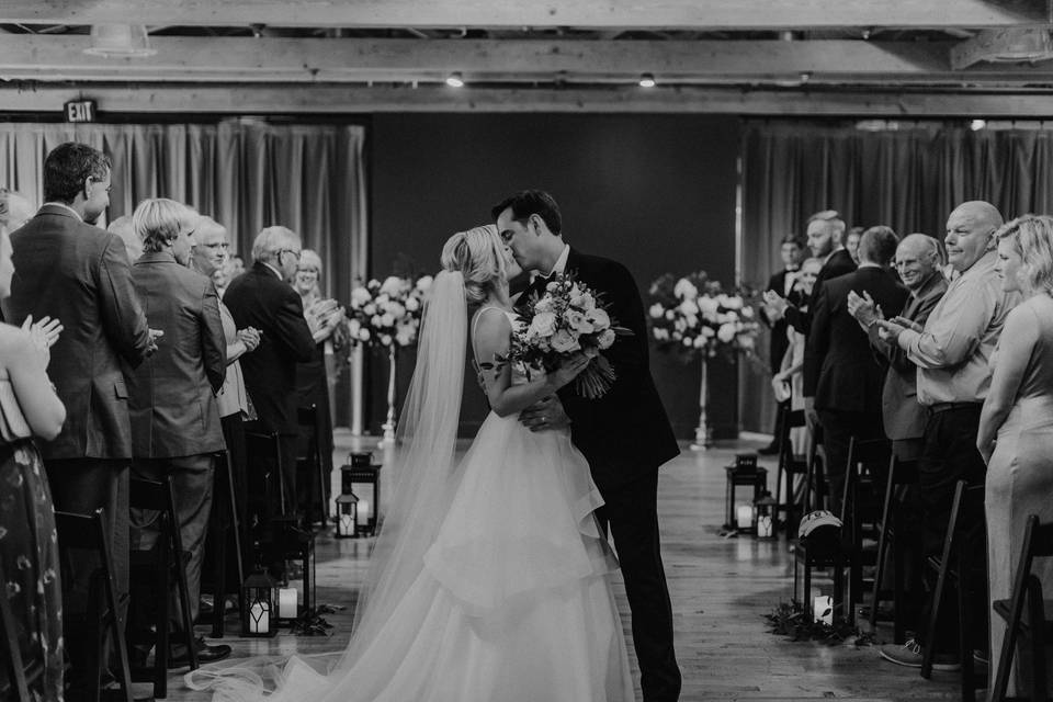 Wedding kiss | Photo by Taylor Cash