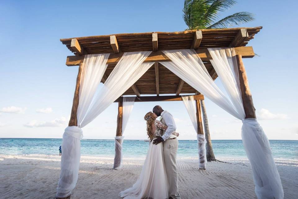 Beach kiss