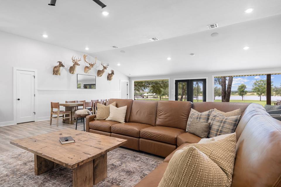 Selah Lodge living are