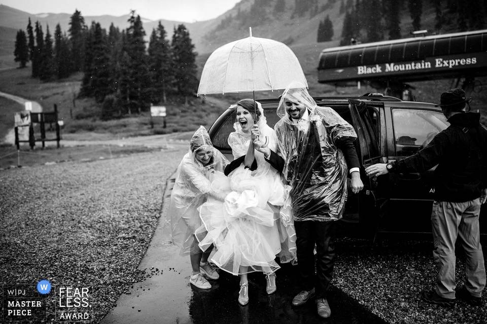 Bride arriving in the rain