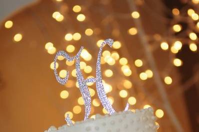 Your cake should not only look beautiful but taste just as beautiful.  We can help you make that choice that will compliment your event.  Contact us today.
Photography by Paris Mountain Photography