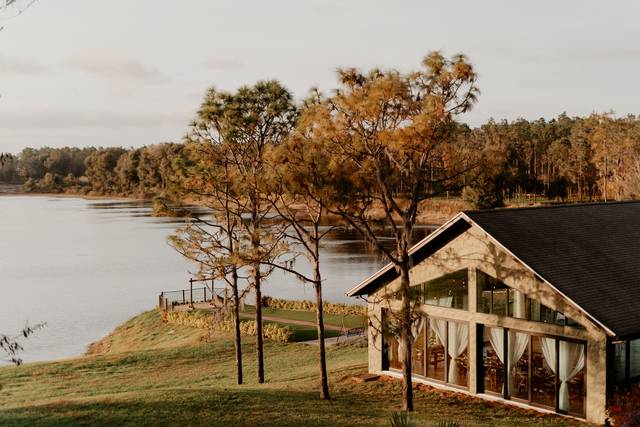 Lakeside Wedding Highlights the Natural Beauty of Central Florida