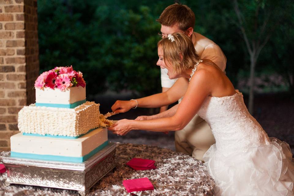 Off-set tiers with hand-piped lace design and hand-made edible flowers. Photo courtesy of Carter Elite.