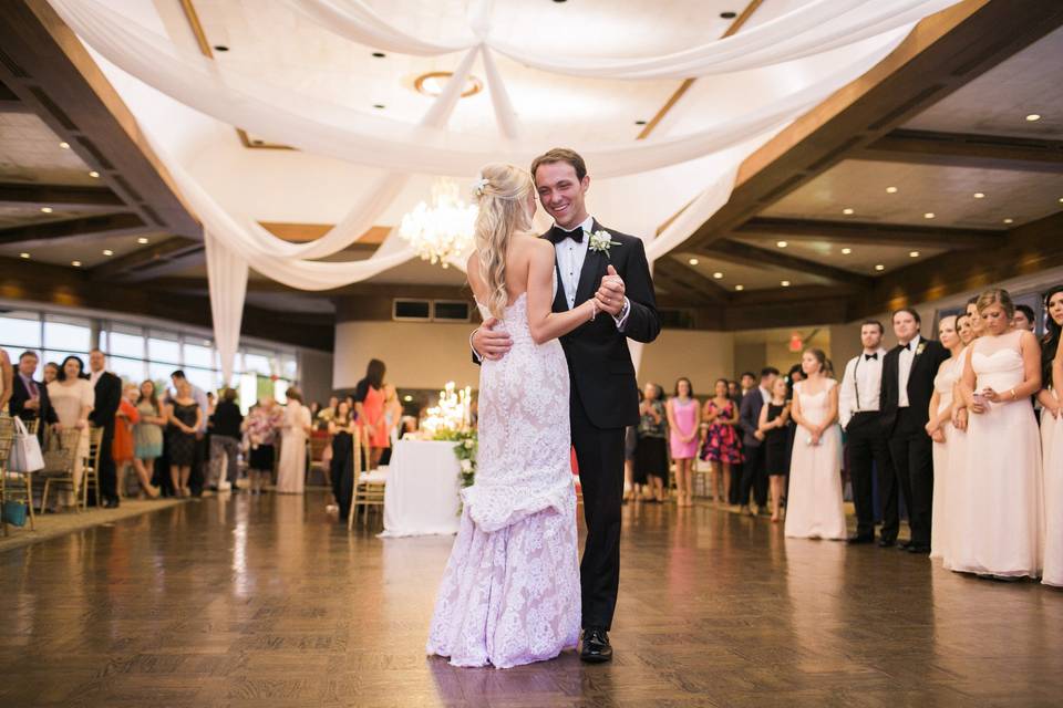 The dance | Photo Credit: Leslie Hollingsworth Photography