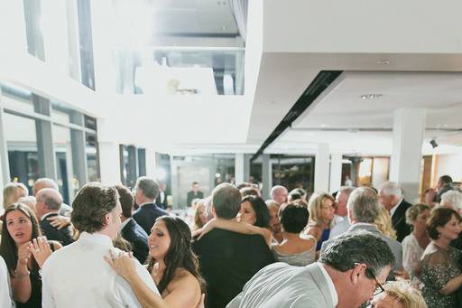 Couple and guests' dance