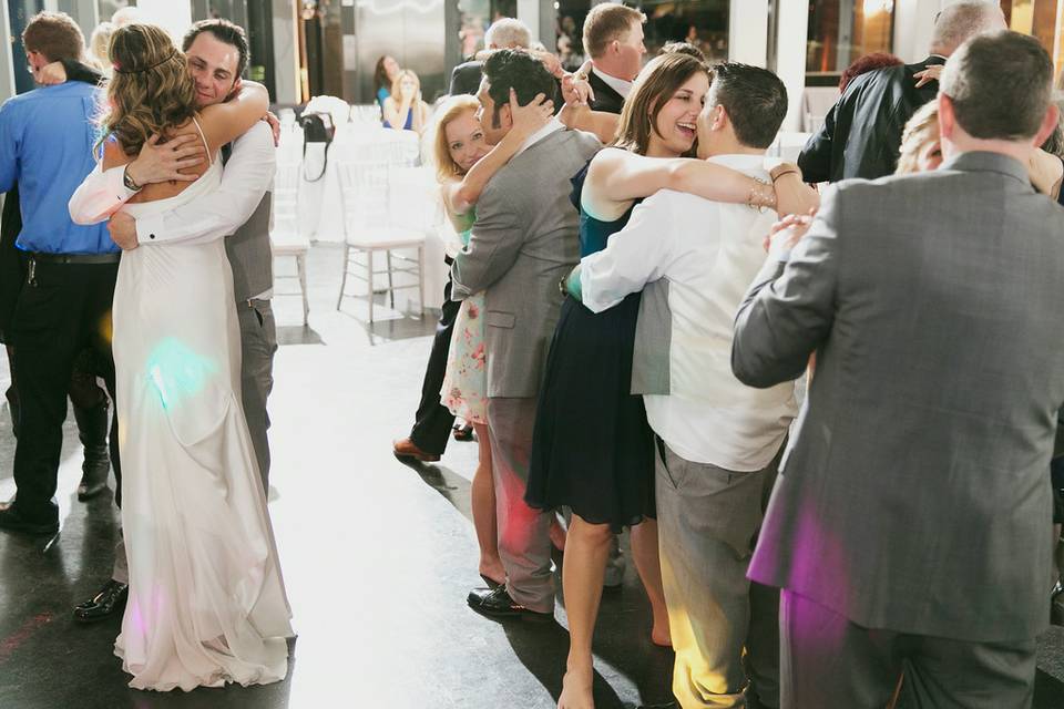 Couple and guests' dance