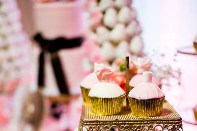 Cupcakes on table