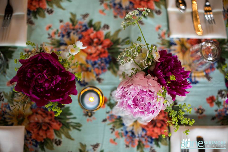 Couple kissing: photo credit: annie skidmore photography