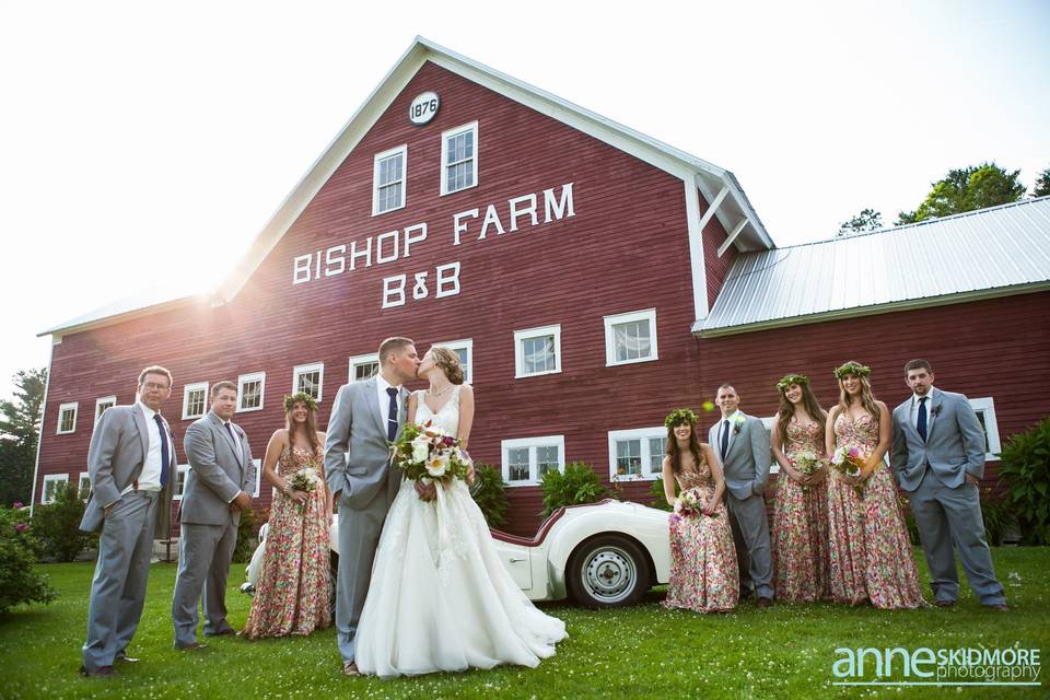 Couple kissing: photo credit: annie skidmore photography